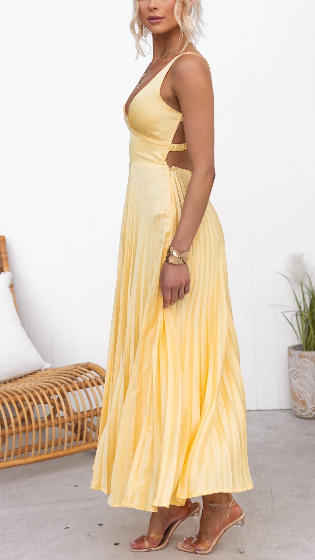 Aby - Maxi-robe jaune plissée décolletée en V